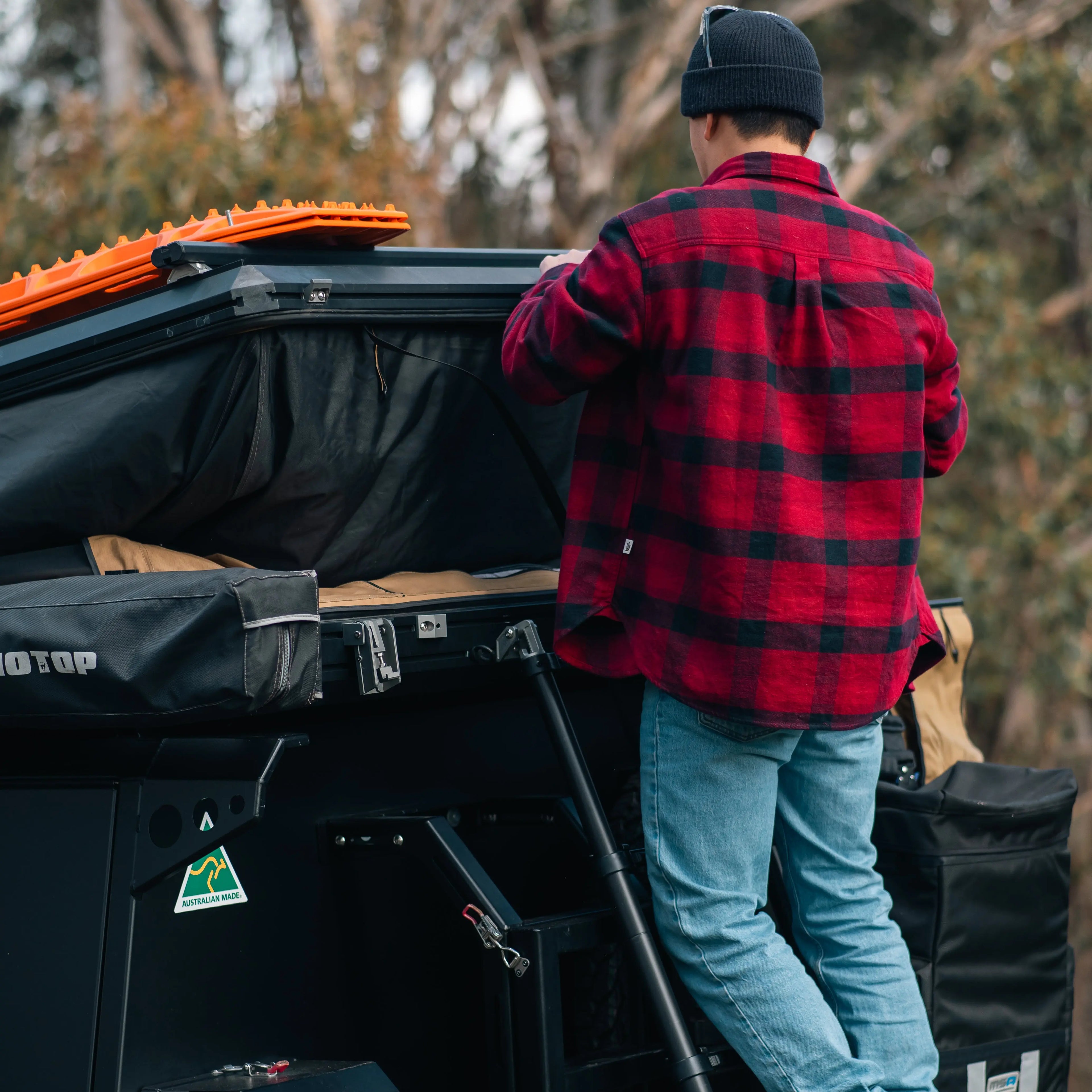 Opening the Motop MT-135 roof top tent