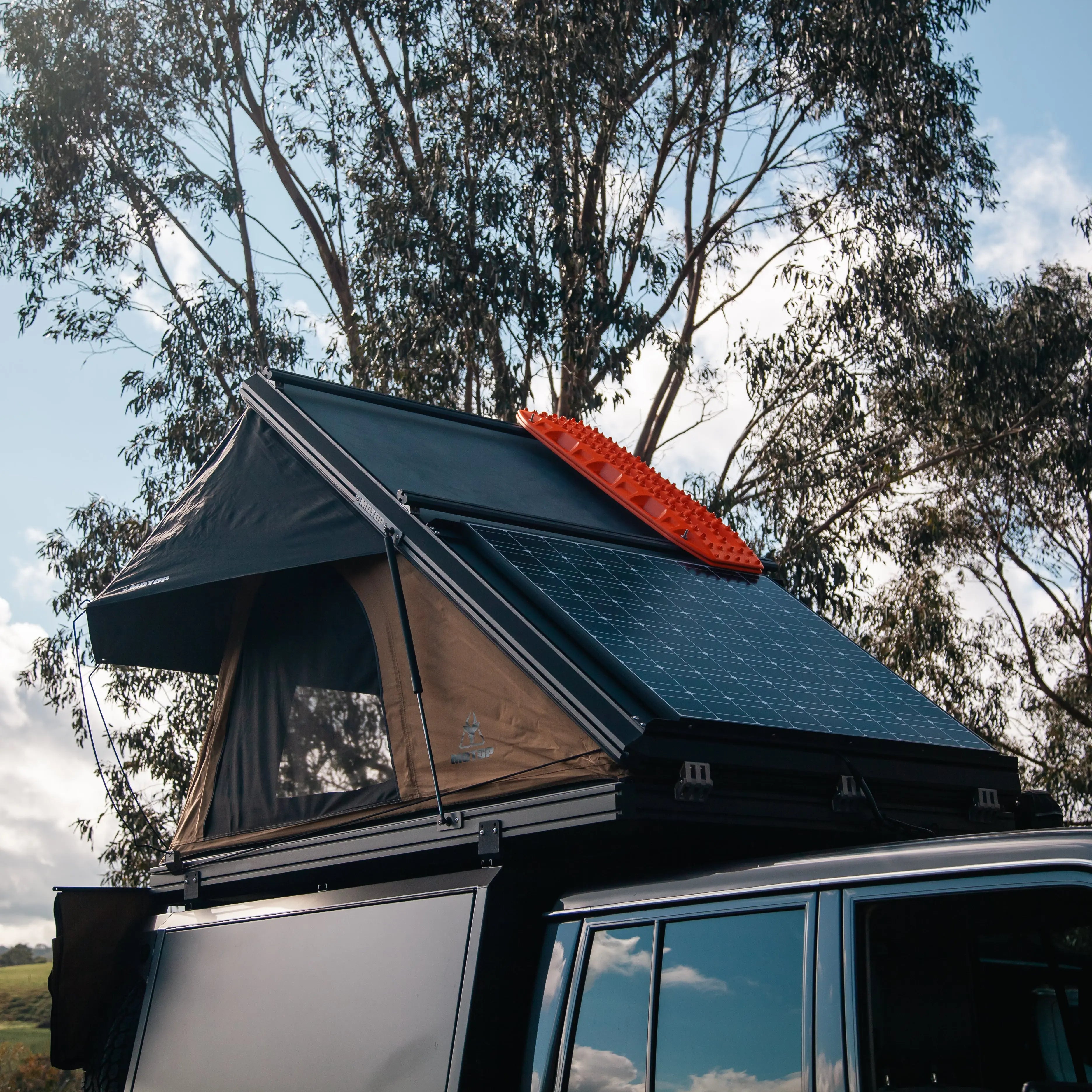 The motop mt-135 roof top tent open in the aussie outback